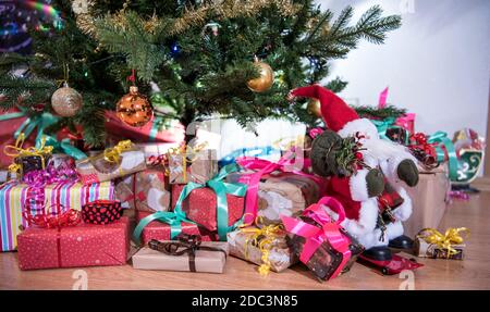 Geschenke auf dem Boden unter dem Weihnachtsbaum. Stockfoto