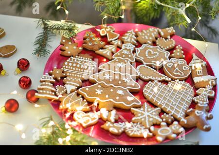Dekorierte Weihnachts Lebkuchen auf dem Teller. Dekoration für den Urlaub. Stockfoto