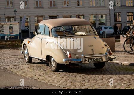 Kopenhagen, Zealand Dänemark - 17 10 2020: Retro Auto Audi 1000 in Nyhavn Straße Kopenhagen Zentrum Stockfoto