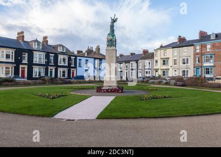 Das Kriegsdenkmal in Redheugh Gardens, Hartlepool Headland an der Nordostküste Englands, UK. Kränze und Mohnblumen Stockfoto