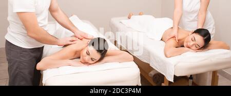 Schöne gemischte Rennen Freundinnen immer klassische therapeutische Massage bei Schönheit Spa Stockfoto