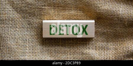 Holzblock bilden das Wort "Detox" auf schönen Leinwand Hintergrund. Healty Lifestyle-Konzept. Stockfoto