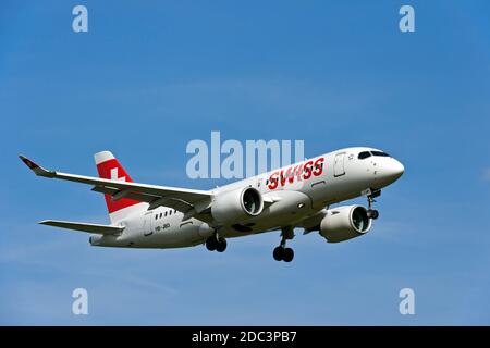 Flugzeug Bombardier A220-100 der Fluggesellschaft Swiss International Air Lines nähert sich dem Flughafen Genf, Genf, Schweiz Stockfoto