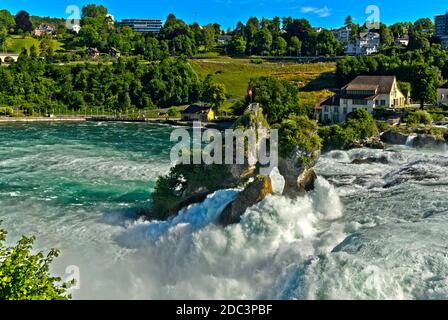 Felseninsel im rauschenden Wasser am Rheinfall zur Zeit der Schneeschmelze in den Alpen, Laufen-Uhwiesen bei Schaffhausen, Schweiz Stockfoto