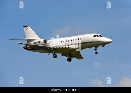 Flugzeug Dassault Falcon 2000EX der Fluggesellschaft NetJets nähert sich Genf Flughafen, Genf, Schweiz Stockfoto