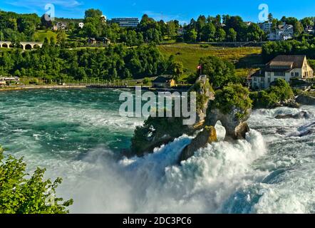 Felseninsel im rauschenden Wasser am Rheinfall zur Zeit der Schneeschmelze in den Alpen, Laufen-Uhwiesen bei Schaffhausen, Schweiz Stockfoto