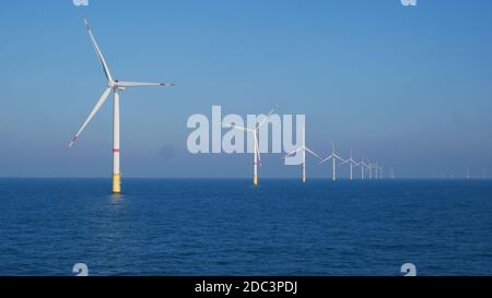 Deutsche Windkraftanlagen im Offshore-Windpark in der Nordsee Bei perfektem Wetter Stockfoto