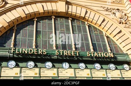 Flinders Street Station ist ein berühmtes Gebäude aus dem Jahr 1909 in Melbourne, Australien. Detail des vorderen Tores mit Uhren Stockfoto