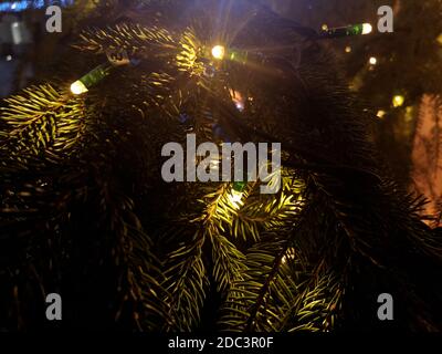 Weihnachtsbaumschmuck auf den Straßen der Stadt in der Nacht. Stockfoto
