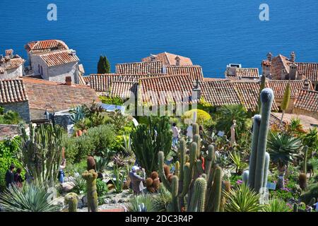 Eze, Frankreich - 29. April 2019: Exotischer Kaktusgarten im Dorf Eze, Cote d'Azur, Französische Riviera in Frankreich. Dachterrasse und Meerblick. Stockfoto