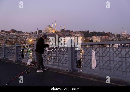 Leute Angeln mit Angelruten aus der Galata Brücke über das Goldene Horn in Istanbul Türkei Stockfoto