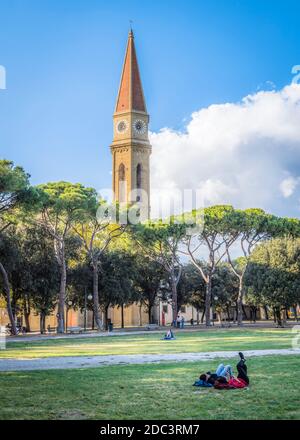 Blick auf den Turm der Kathedrale von Arezzo (Cattedrale di SS. Donato e Pietro) aus dem Park in der Stadt Arezzo in der Toskana, Italien Stockfoto