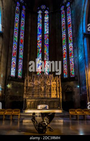 AREZZO, ITALIEN - 10. OKTOBER 2018: Ansicht der berühmten Glasmalerei im Dom von Arezzo (Cattedrale di SS. Donato e Pietro) im Inneren des ch Stockfoto