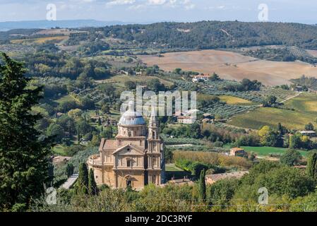 Draufsicht auf die Kirche San Biagio am Stadtrand von Montepulciano, Toskana, Italien, und Umgebung der Stadt mit Feldern, Olivenhainen, Weinbergen Stockfoto