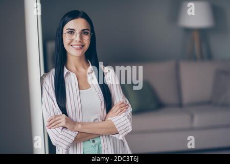 Foto Porträt von selbstbewussten Frau mit gefalteten Händen mit einem Pause im Innenbereich Stockfoto