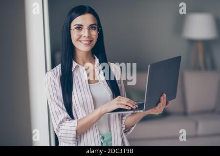 Foto Porträt einer Frau mit Laptop mit einer Hand im Inneren Stockfoto