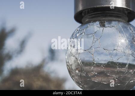 Kleine runde Gartenlampe Nahaufnahme mit einem Himmel auf dem Hintergrund Stockfoto
