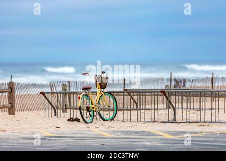 Ein gelbes Damenfahrrad in einem Fahrradständer an einem East Hampton Beach, East Hampton, NY Stockfoto
