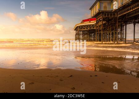 Blackpool zentralen Pier Sonnenuntergang. Reflexionen und Wolken Stockfoto