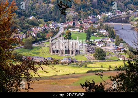 Blick auf Tintern Abbey im Wye Valley von der Devil's Pulpit auf Shorn Cliff, Tidenham Chase, Gloucestershire UK Stockfoto