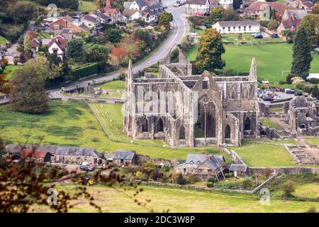 Blick auf Tintern Abbey im Wye Valley von der Devil's Pulpit auf Shorn Cliff, Tidenham Chase, Gloucestershire UK Stockfoto