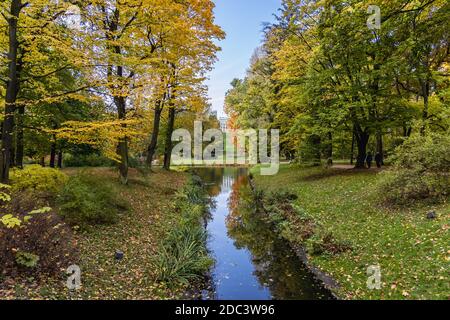 Lazienkowski Park auch Lazienki Park genannt - Königliche Bäder, größter Park in Warschau Stadt, Polen, Blick mit Belvedere Palast Stockfoto