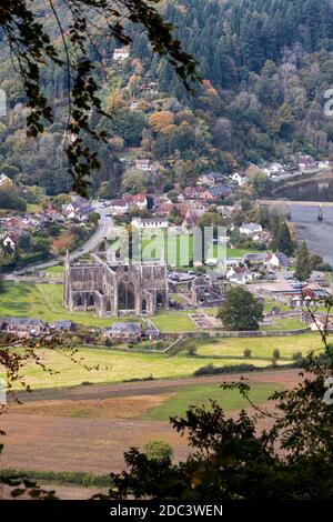 Blick auf Tintern Abbey im Wye Valley von der Devil's Pulpit auf Shorn Cliff, Tidenham Chase, Gloucestershire UK Stockfoto