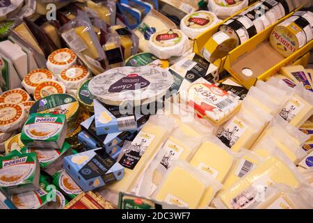 Kaliningrad, Russland - 18. November 2020: Käse in den Regalen des lokalen russischen Supermarkts. Stockfoto