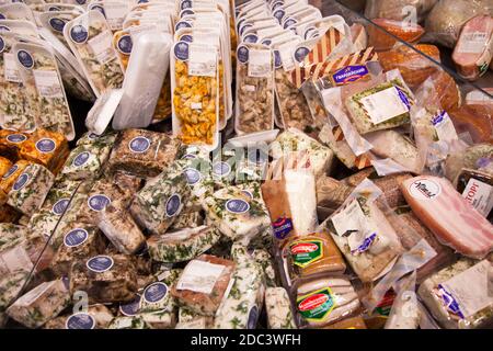 Kaliningrad, Russland - 18. November 2020: Schmalz in den Regalen des lokalen russischen Supermarkts. Stockfoto