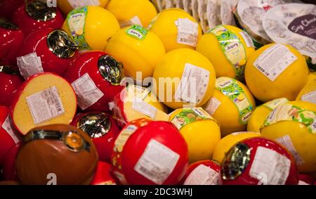 Kaliningrad, Russland - 18. November 2020: Käse in den Regalen des lokalen russischen Supermarkts. Stockfoto