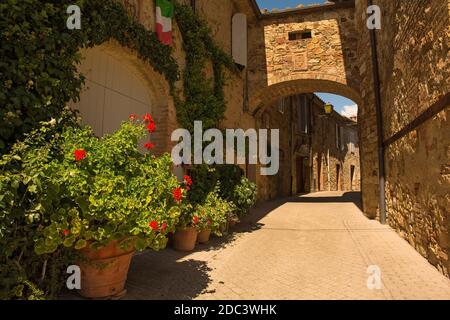 Ein Bogen über eine schmale Straße im historischen Dorf Murlo, Provinz Siena, Toskana, Italien Stockfoto