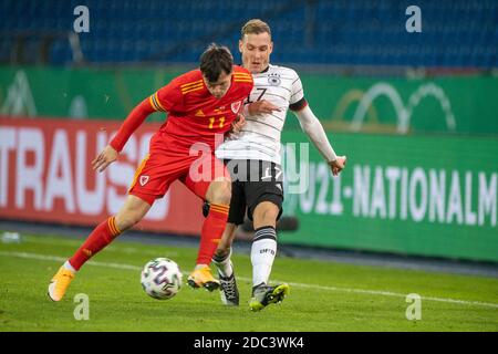 Liam CULLEN (links, WAL) gegen David RAUM (GER), Action, Duelle, Fußball Laenderspiel, U21, EM-Qualifikationsspiel, Deutschland (GER) - Wales (WAL) 2: 1, am 17. November 2020 in Braunschweig. ¬ Verwendung weltweit Stockfoto