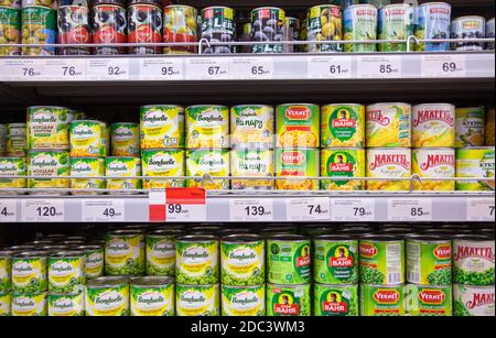 Kaliningrad, Russland - 25. August 2018: Gemüsekonserven auf Regalen der lokalen russischen Supermarkt. Stockfoto