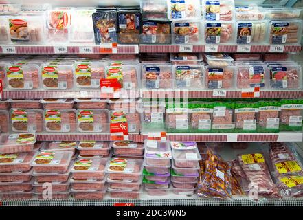 Kaliningrad, Russland - 18. November 2020: Gehacktes Fleisch in den Regalen des lokalen russischen Supermarkts. Stockfoto