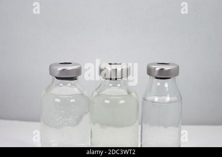 Drei Impffläschchen gegen Viren Stockfoto