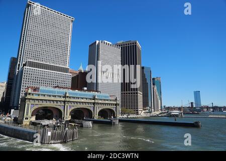 Ein Blick auf den Staten Island Ferry Terminal und tiefer Manhattan wird von der Staten Island Ferry aus gesehen Stockfoto