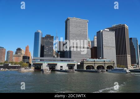Ein Blick auf den Staten Island Ferry Terminal und tiefer Manhattan wird von der Staten Island Ferry aus gesehen Stockfoto