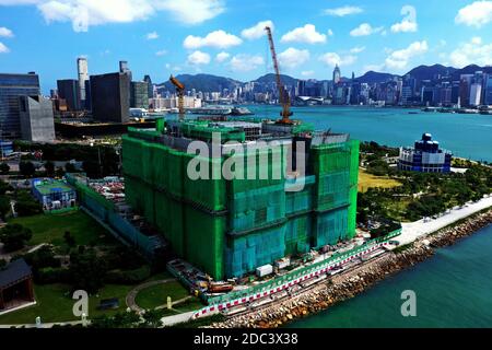Hongkong. Oktober 2020. Luftaufnahme vom 5. Oktober 2020 zeigt einen Blick auf das Hong Kong Palace Museum Gebäude am Ufer des Victoria Harbour in Hong Kong, Südchina. DAZU: 'Hauptstruktur des Hong Kong Palace Museums abgeschlossen' Credit: Wang Shen/Xinhua/Alamy Live News Stockfoto