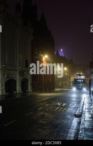 Morgennebel auf der Queen Street in Nottingham City, Nottinghamshire England Stockfoto