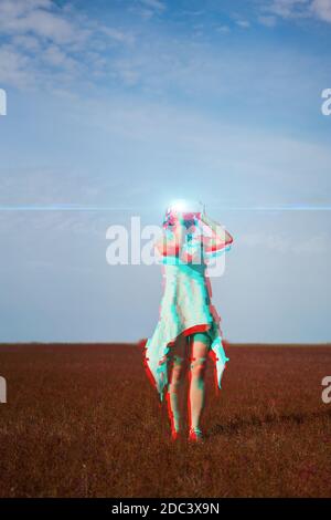 Frau geht in die virtuelle Realität mit Virtual-Reality-Headset. Bild mit Glitch-Effekt. Stockfoto