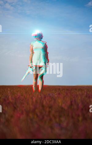 Frau geht in die virtuelle Realität mit Virtual-Reality-Headset. Bild mit Glitch-Effekt. Stockfoto