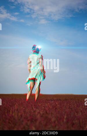 Frau geht in die virtuelle Realität mit Virtual-Reality-Headset. Bild mit Glitch-Effekt. Stockfoto