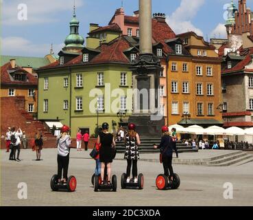 Touristen auf segway, Schlossplatz, Warschau, Polen Stockfoto