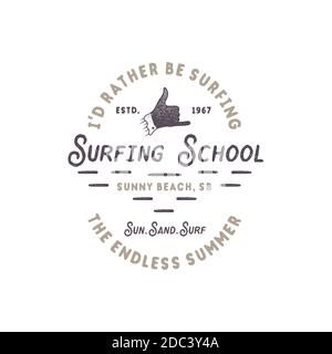 Surfschule vintage Emblem. Retro-Logo-Design mit shaka-Zeichen und Typografie-Elementen. Stock isoliert auf weißem Hintergrund. Stockfoto