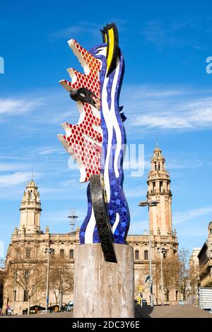 BARCELONA, SPANIEN März 2018: Eine surrealistische Skulptur des Leiters von Barcelona Stockfoto