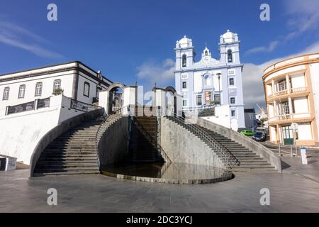 Stufen führen hinauf zur Kirche der Barmherzigkeit (Igreja da Misericórdia), im Hafen bei Angra do Heroismo auf der Terceira Insel die Azoren Portugal Stockfoto