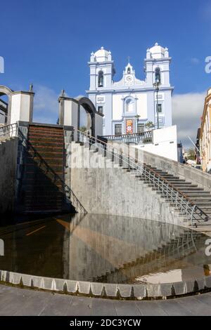 Die Kirche der Barmherzigkeit (Igreja da Misericórdia), Wasserbrunnen im Hafen bei Angra do Heroismo auf der Terceira Insel die Azoren Portugal Stockfoto