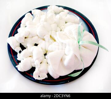 Burrata Käse in einem schönen blauen Teller mit roter Kirsche Tomaten isoliert auf weißem Hintergrund Stockfoto