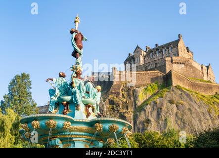 Edinburgh Ross Brunnen Edinburgh kunstvoll neu restaurierten Ross Brunnen in West Princes Street Gardens Edinburgh Castle Edinburgh Midlothian UK GB Stockfoto