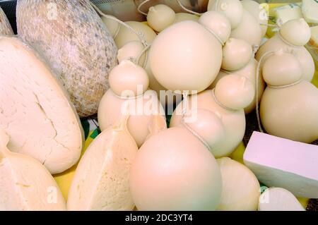 Typischer Provola-Käse aus der Region Apulien im Süden Italien Stockfoto